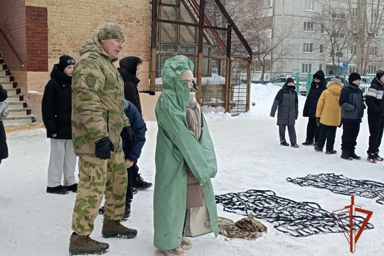 В преддверии 10-летия Росгвардии военнослужащие ведомства провели «Зарницу» в Омской школе 