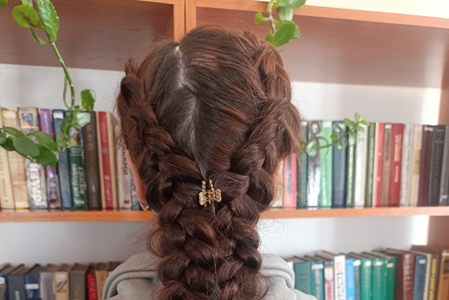 В изолированном участке, функционирующем как исправительный центр при КП-12 УФСИН России по Омской области, состоялся мастер-класс по плетению кос