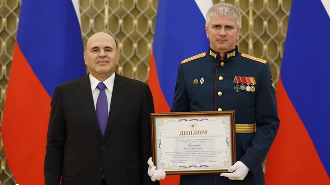 Михаил Мишустин вручил премии Правительства в области медицинской науки. С начальником центра челюстно-лицевой хирургии и стоматологии ФГБУ «Главный военный клинический госпиталь имени академика Н.Н.Бурденко» Сергеем Васильевичем Терещуком