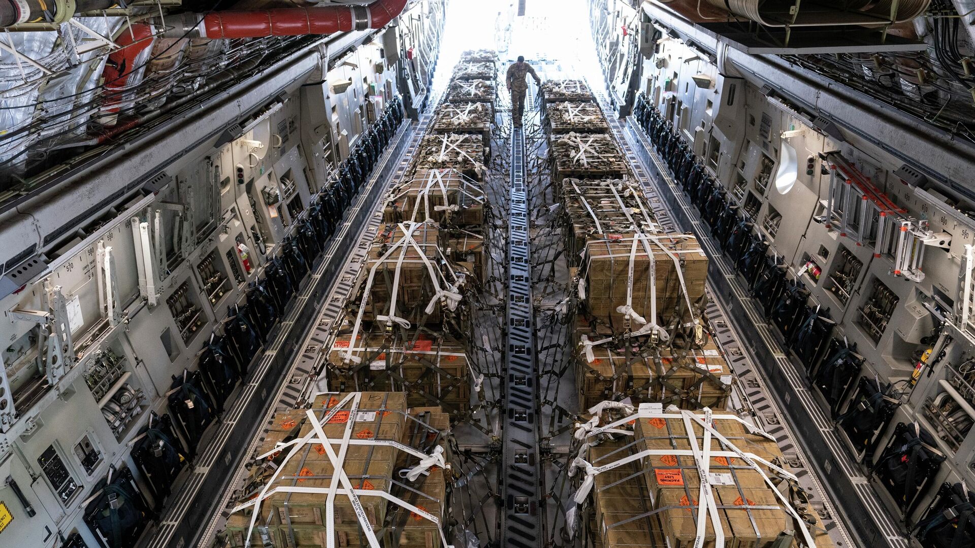 Самолет C-17, загруженный боеприпасами для Украины, на базе ВВС США Дувр - РИА Новости, 1920, 07.12.2022