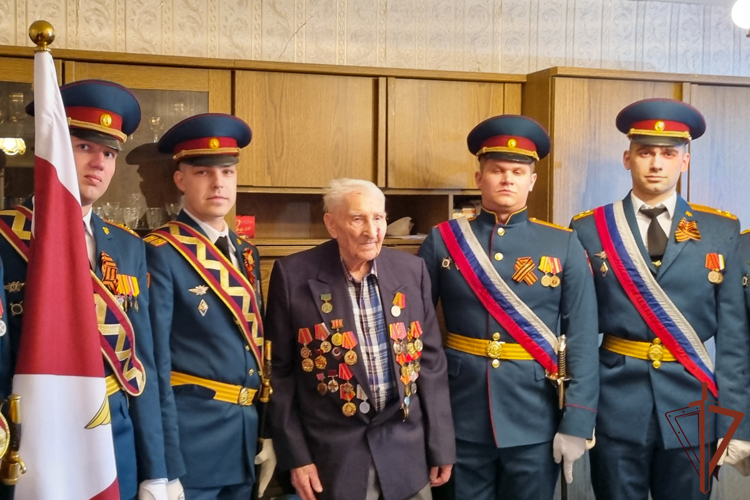 Ведомственная акции Росгвардии «Парад у дома ветерана» стартовала на Урале (видео)