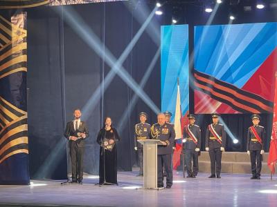 На праздничном концерте в Энгельсе наградили участников СВО