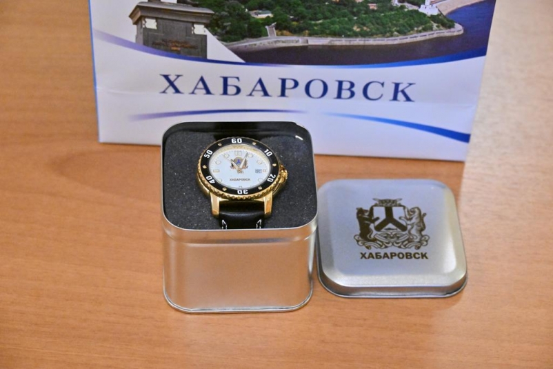 Сергей Кравчук передал именные часы военнослужащим бригады специального назначения. Пресс-служба администрации Хабаровска