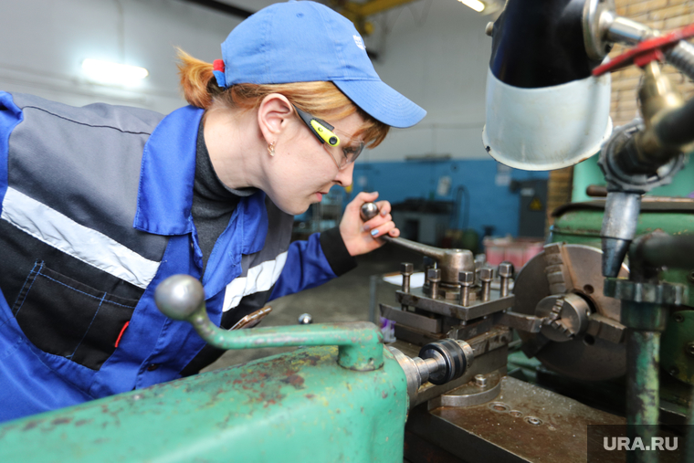 токарь старинный. Duravit генеральный директор. токарь в москве. как работают токари фрезеровщики. токарь из тюмени выиграл миллиард.