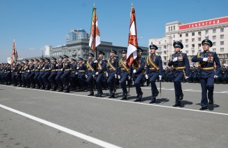 Алексей Текслер принял участие в торжественном построении, посвященном 80-й годовщине Победы в Великой Отечественной войне