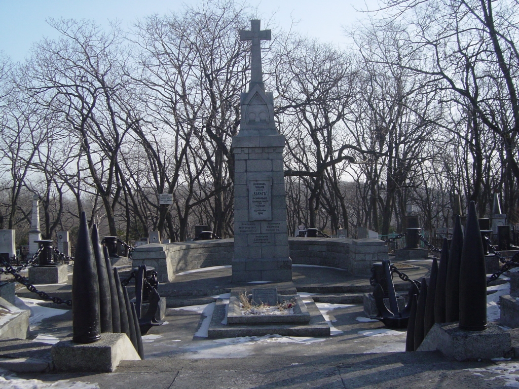 Памятник "Варягу" на Морском кладбище во Владивостоке