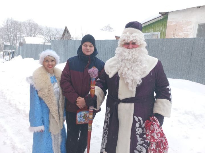 В Кощаково с подарками к детям пришли Дед Мороз и Снегурочка