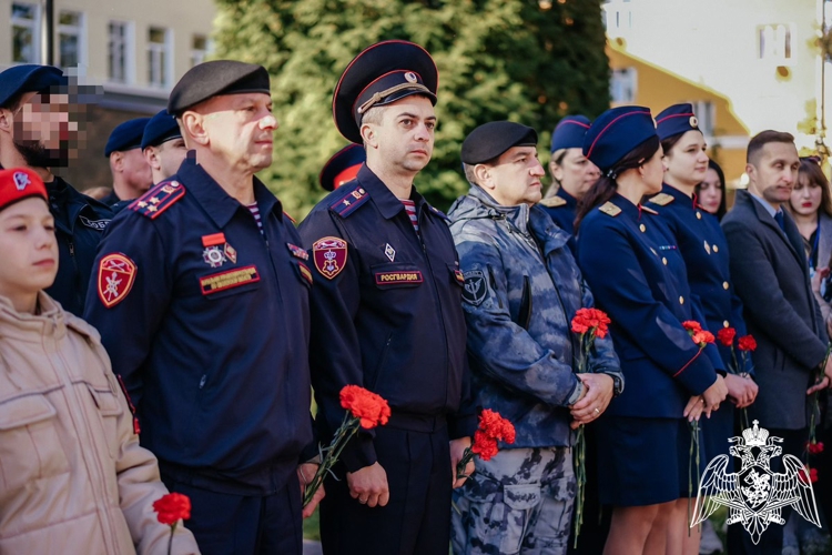 Сотрудники Росгвардии приняли участие в памятных мероприятиях, посвящённых 82-й годовщине освобождения Смоленщины от немецко-фашистских захватчиков 