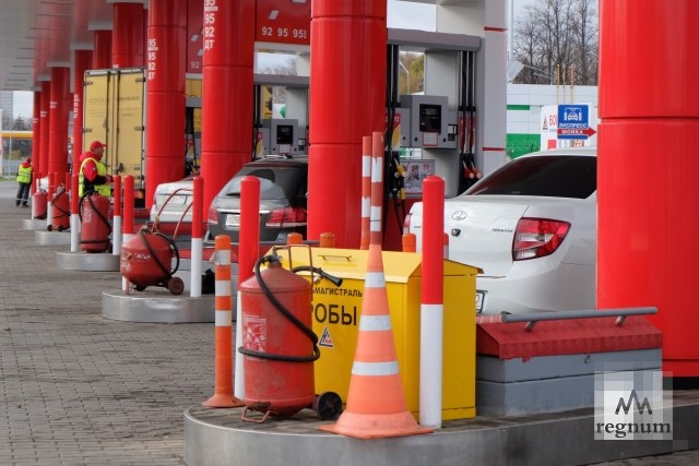 Бензин в России стал дешеветь на фоне снижения оптовых цен