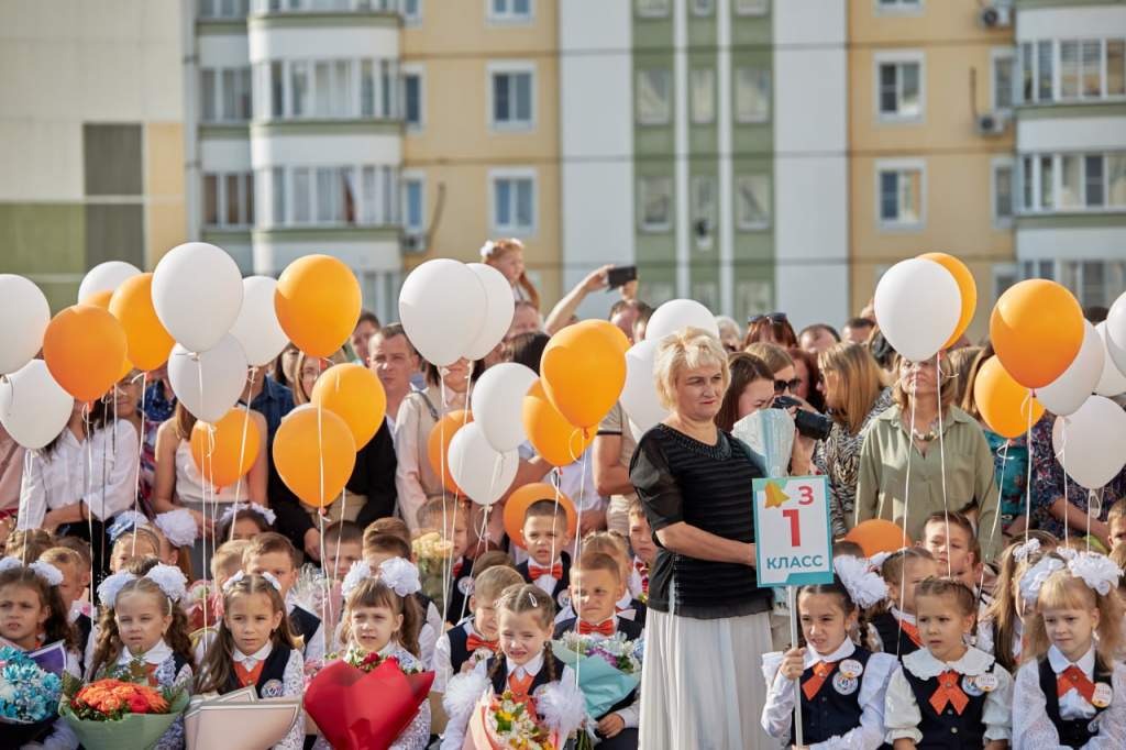 Школьная мода на 1 сентября. Что происходит в курске 1 сентября. Что происходит в курске 1 сентября. Торжественная линейка в школе. Линейки 1 сентября в школе 46.