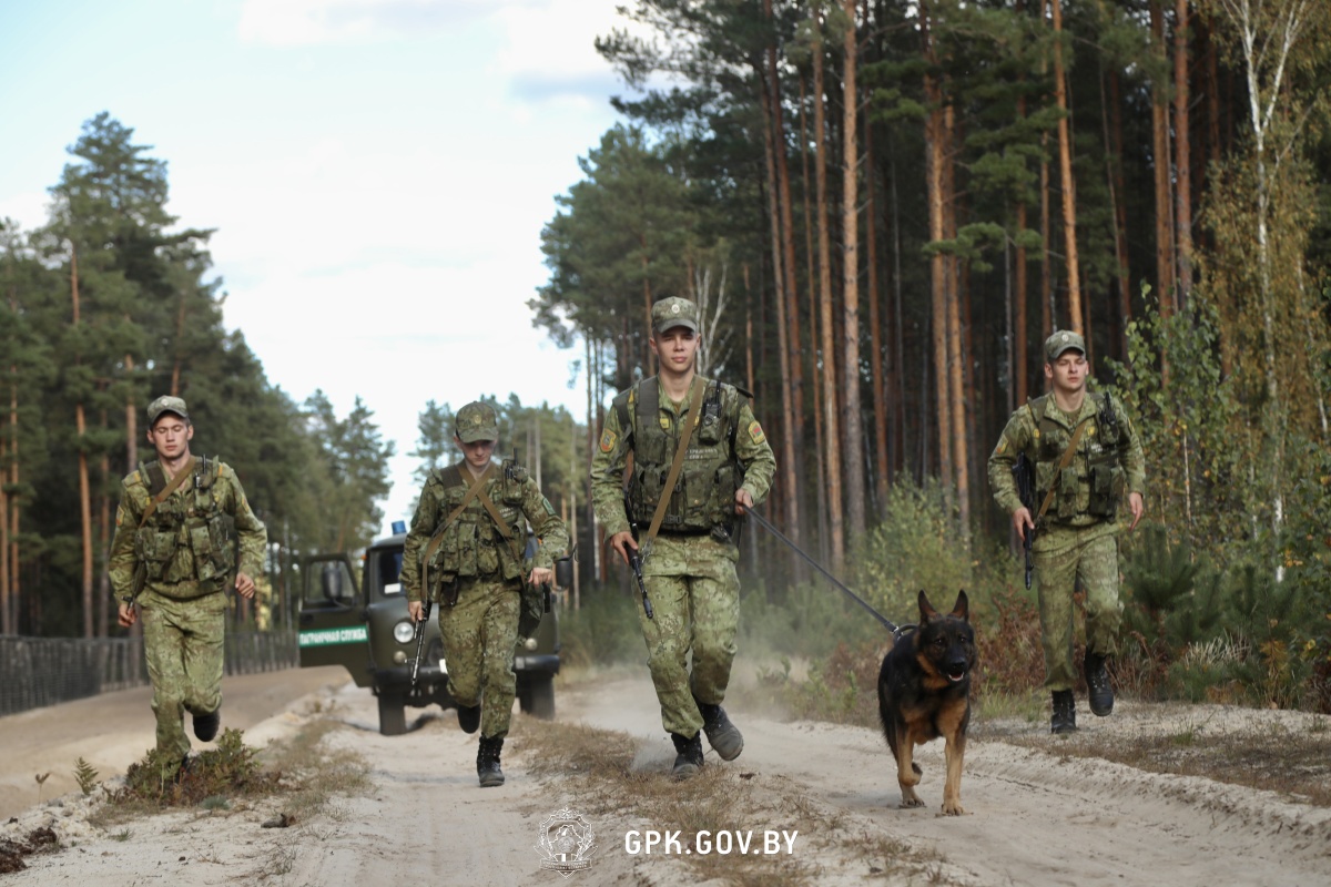 Брестские пограничники победили в соревнованиях на лучшую тревожную группу