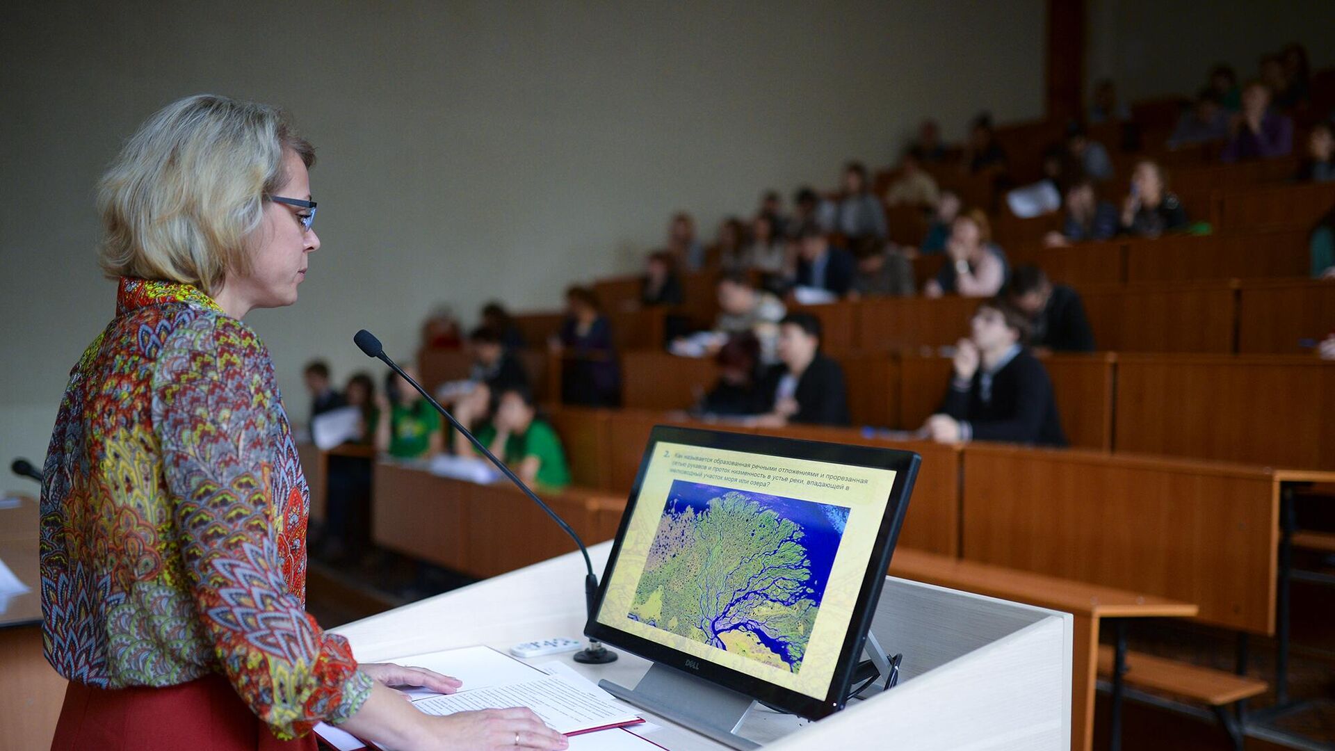 Преподаватели учебного заведения. Преподаватель вуза. Преподаватель в университете женщина. Преподаватели вузов Россия. Преподаватель университет Росси.