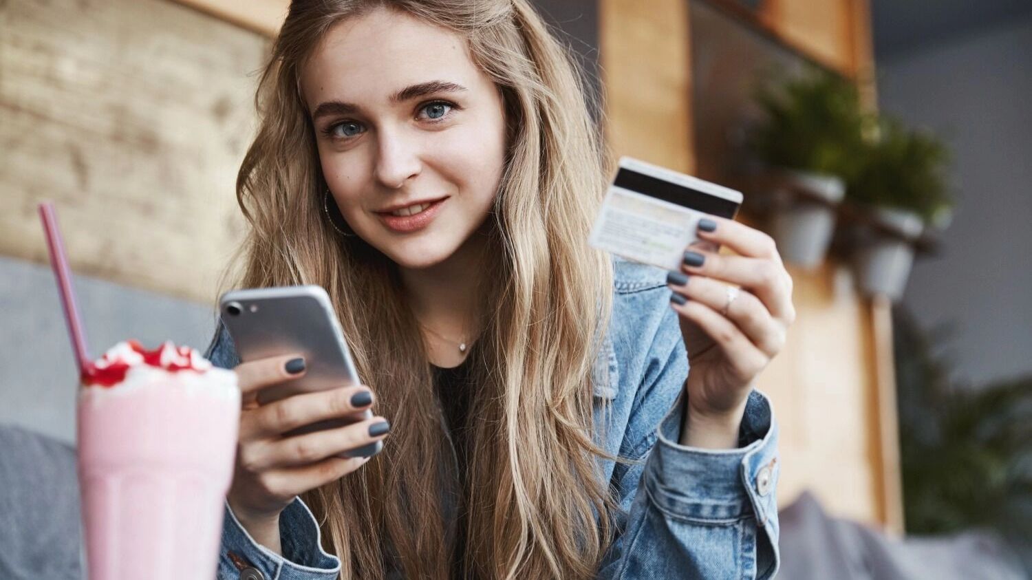 девушка с телефоном и картой