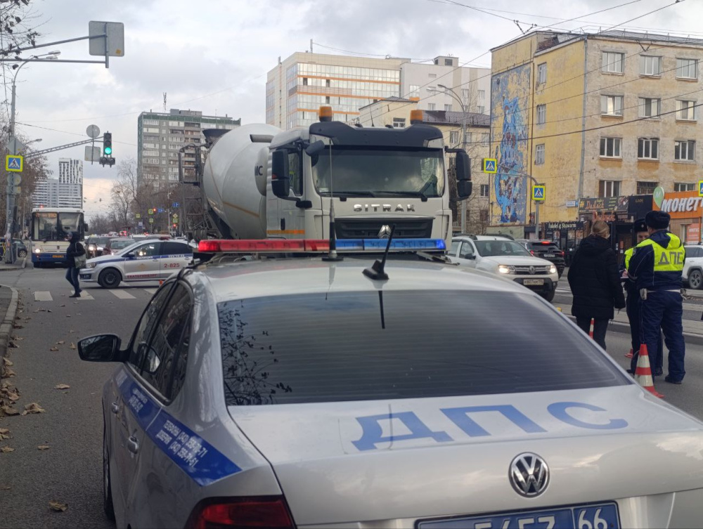 Ехал на красный свет — бетоносмеситель задавил велосипедиста-нарушителя в Екатеринбурге | В Екатеринбурге бетоносмеситель задавил мужчину на электровелосипеде 