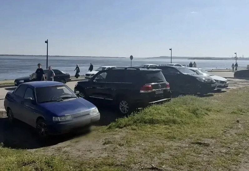 Парковка на «зеленых зонах» наносит вред благоустройству города 