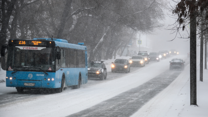 Пенсионерка из Архангельска чуть не попала под автобус: Успела только ногу занести