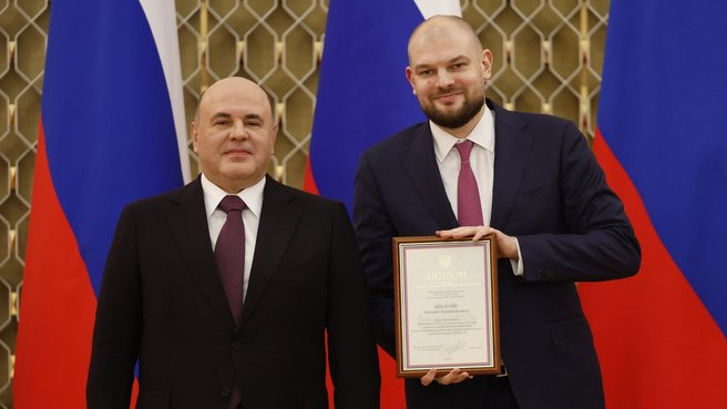 Михаил Мишустин вручил премии Правительства за 2023 год в области СМИ. С заместителем генерального директора – главным редактором Главной редакции ЭСМИ «Российский Информационный Канал» «Россия-24» (Россия-24)» ФГУП «ВГТРК» Евгением Бекасовым