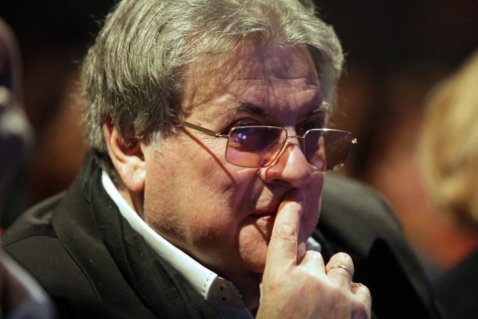 На Новодевичьем кладбище появился памятник Александру Ширвиндту с личными реликвиями