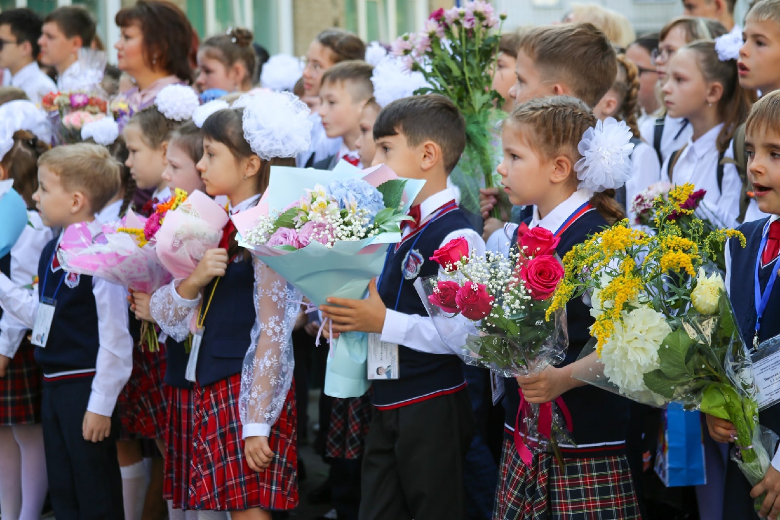 Выплата школьникам 10000 2024 к 1 сентября. Первоклассники в школе за партой картинки. МБОУ СОШ № 63 Новосибирск.