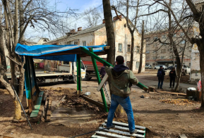 По поручению губернатора края Дмитрия Демешина двор хабаровского ветерана привели в порядок