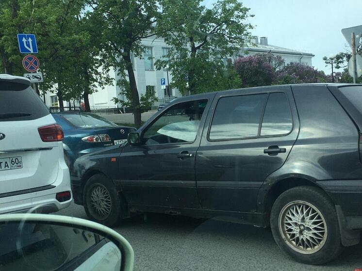 Утро началось с ДТП на площади Ленина в Пскове