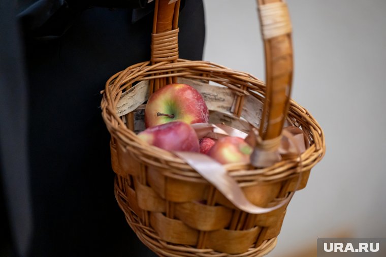 Считалось. что с этого дня нельзя есть яблоки до 19 августа