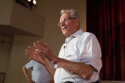 Евгений Сапиро писал книги и юмористические поздравления друзьям