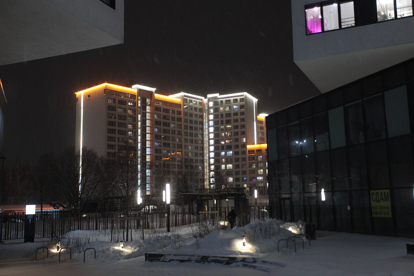 дома светящиеся нск. свечение над новосибирском. световые качели айра. высотные здания 2022. новосибирск небоскребы.