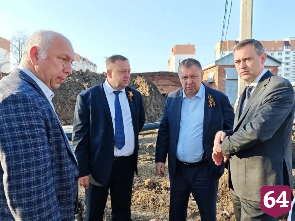 В Энгельсе круглосуточно откачивают воду на месте коммунальной аварии 