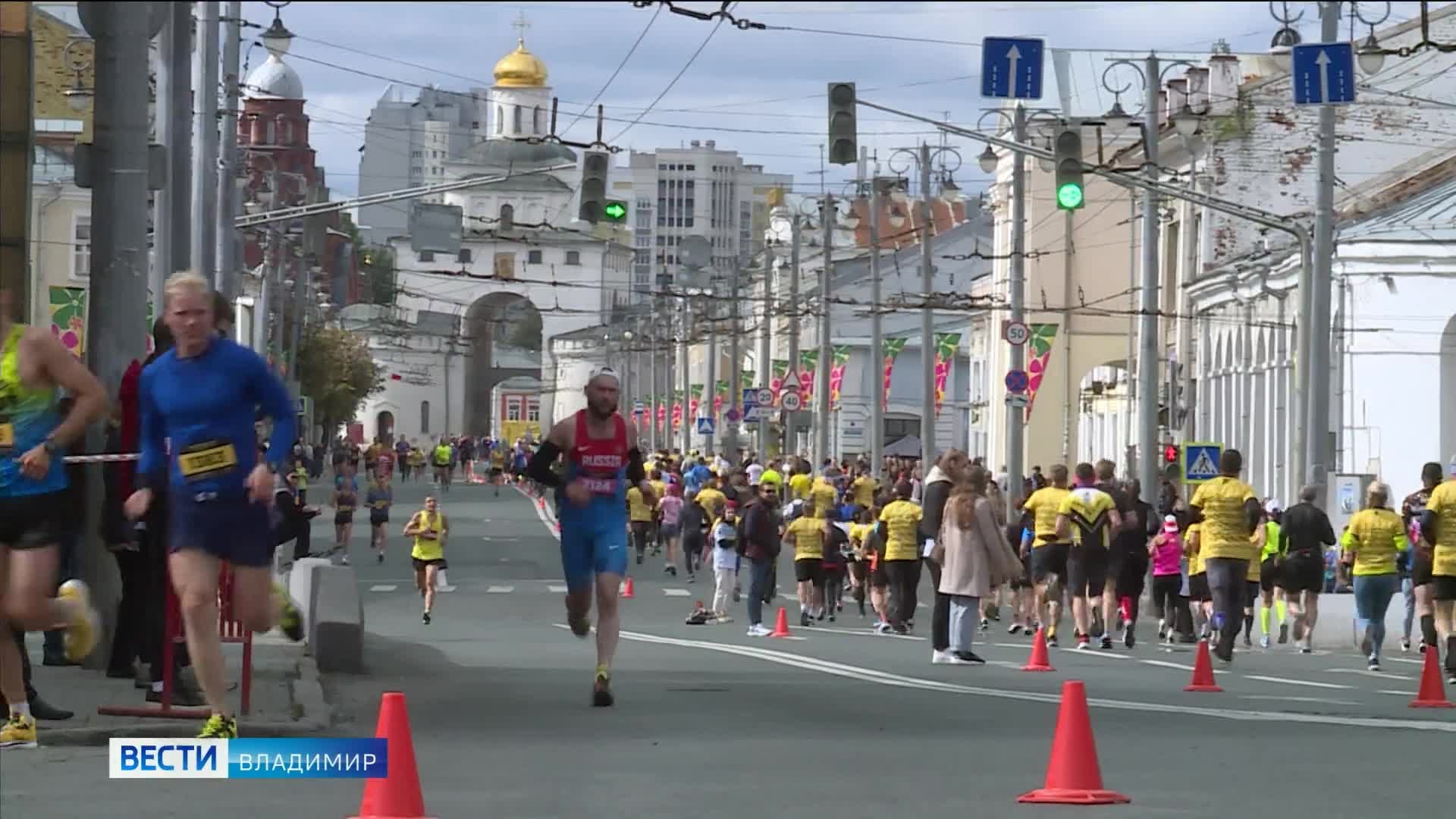 После забега спортсменов на 1000 метров в редакцию от корреспондентов поступили следующие телеграммы фото 69