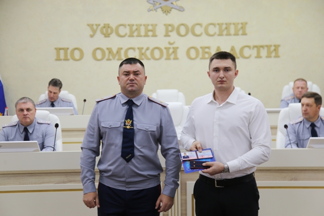 Начальник УФСИН России по Омской области Сергей Балдин поздравил сотрудников ведомства с присвоением первых и очередных специальных званий