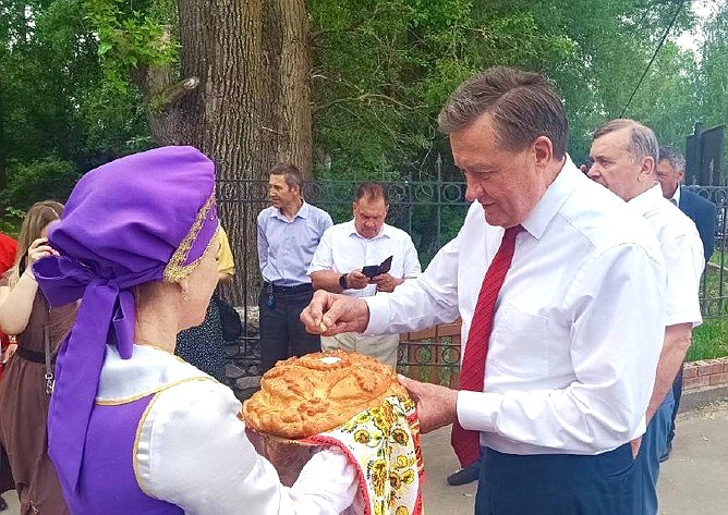 Сергей Рябухин в ходе поездки в регион принял участие в 57-м Всероссийском Пушкинском празднике поэзии в с. Языково Карсунского района