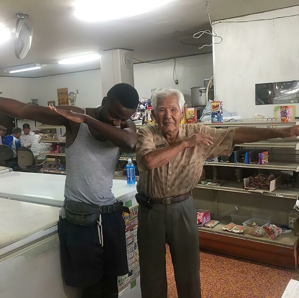 1. «Это 95-летний Хиранэ из Японии. Я случайно зашел в его магазин, чтобы спросить дорогу. Мы подружились и теперь он каждый день посвящает 2 часа тому, чтобы учить меня японскому»
