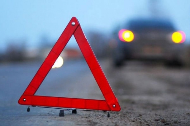 В Екатеринбурге автомобиль отбросило на подростка
