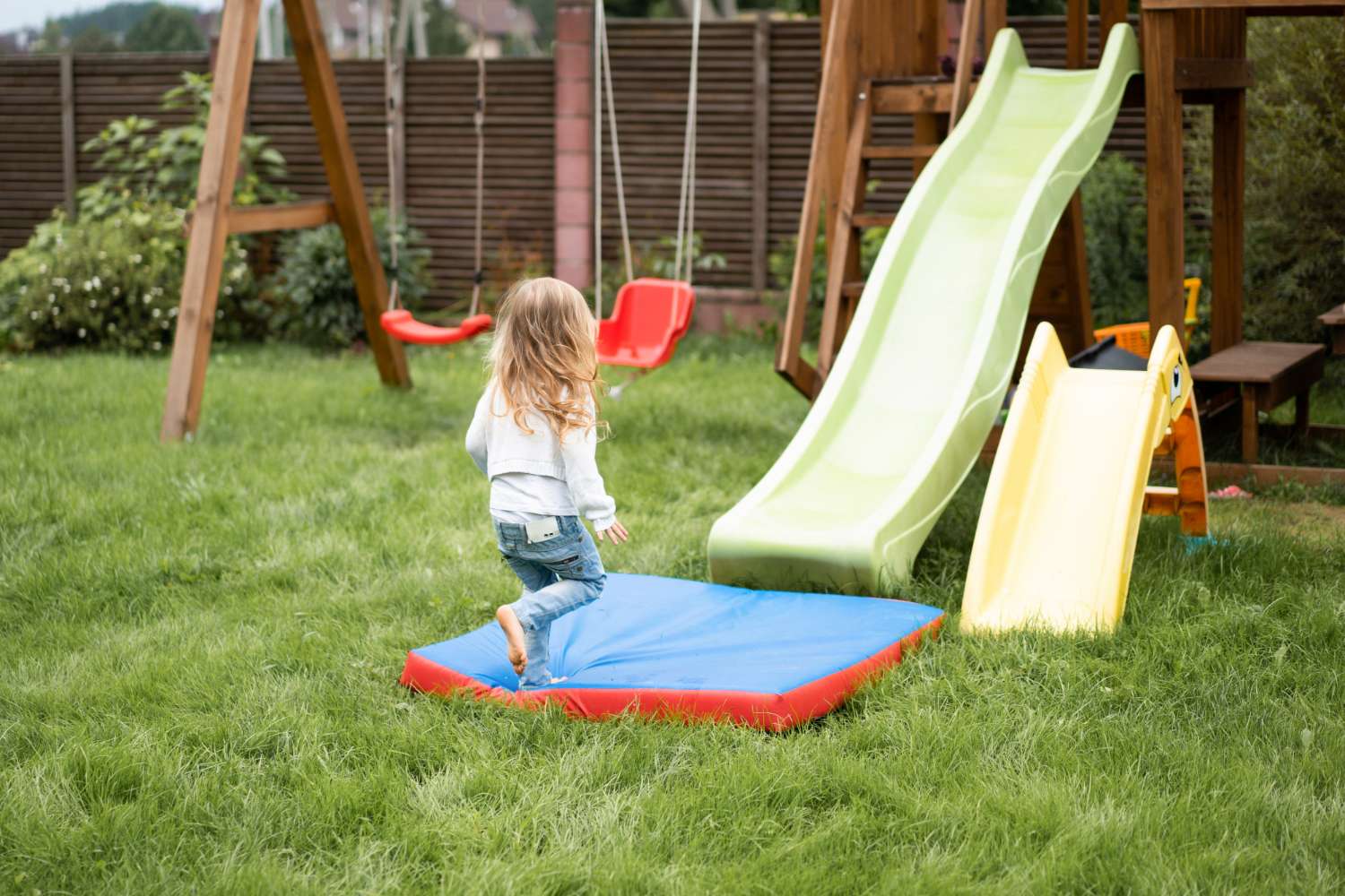 Children ground. Биток катится с детской горки. Горка детская скатываться на руках.