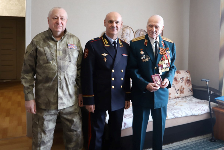 Начальник Управления Росгвардии по Пермскому краю вручил юбилейную медаль труженику тыла Великой Отечественной войны в Перми