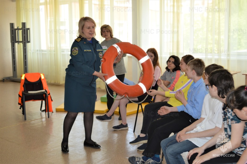 Курс на безопасность: специалисты «чрезвычайного» ведомства проводят занятия с юными кузбассовцами