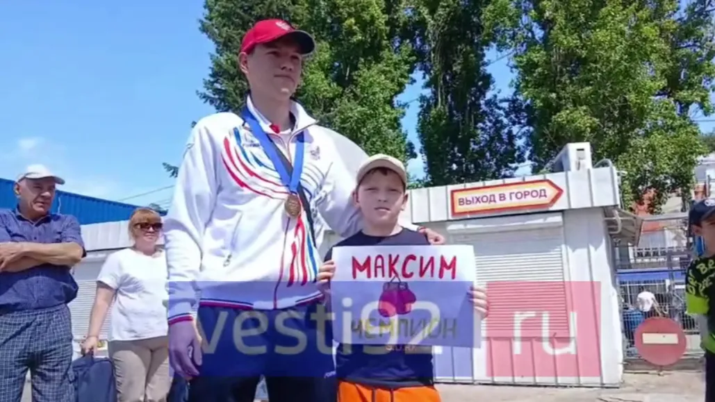 В Севастополь вернулся победитель Первенства Европы по боксу Максим Зеленов></div><div class=