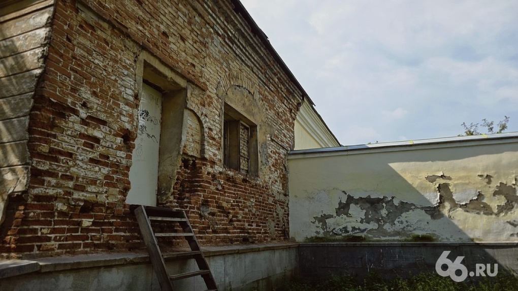 Мэрия ищет новое место для 3600 детей, которые учатся в разрушающейся усадьбе Харитонова