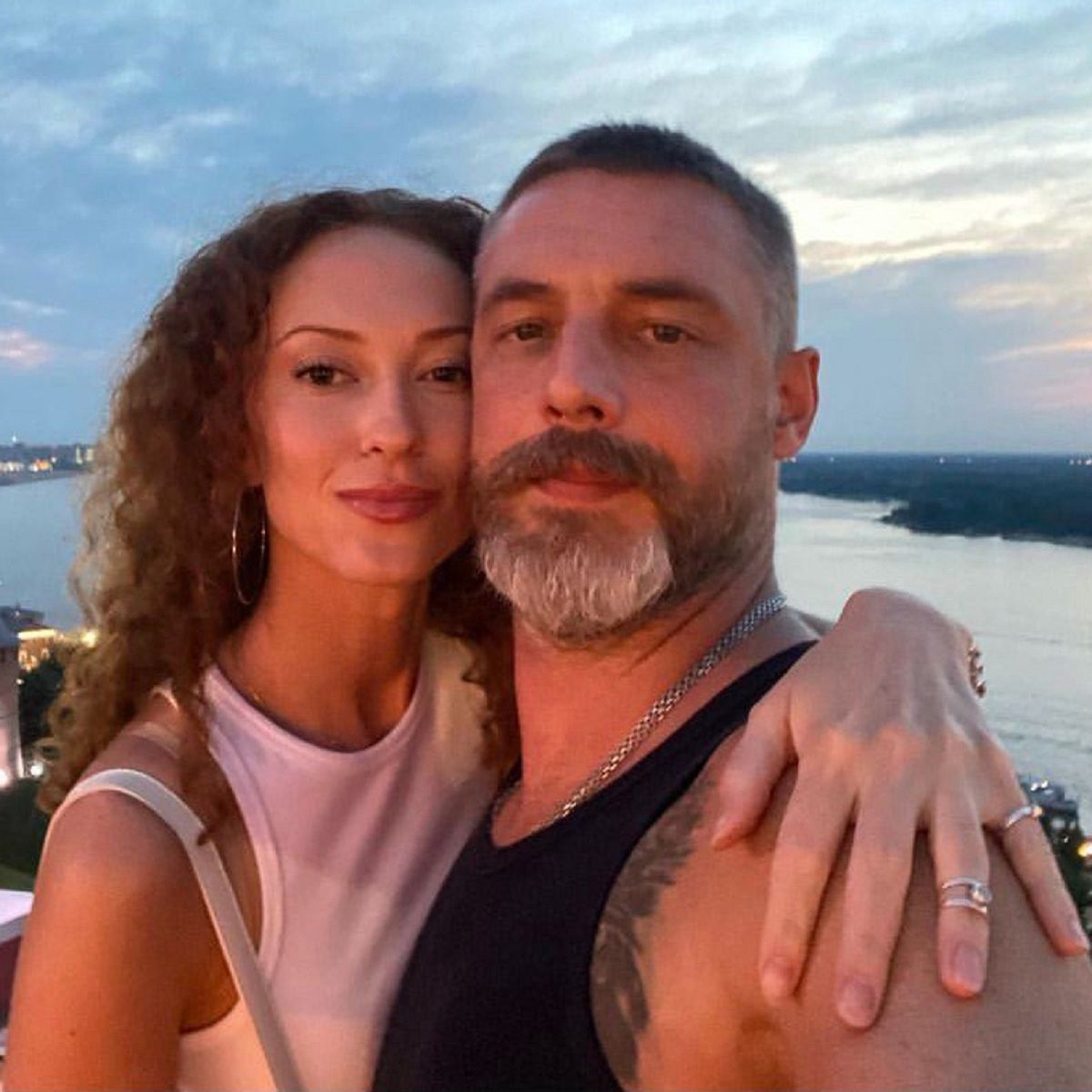 антон николаевич батырев фото с женой