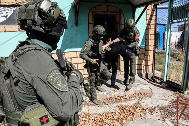 При содействии спецназа Росгвардии в Астрахани задержали подозреваемого в похищении человека