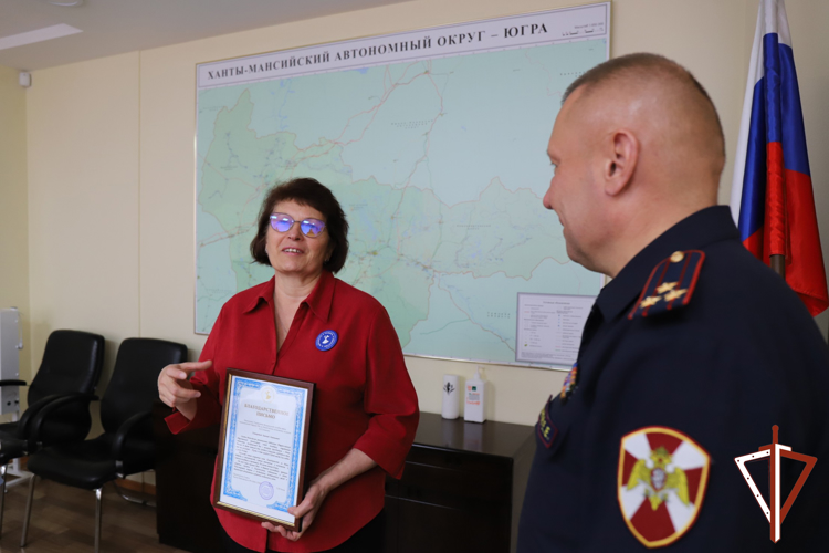 Начальник Управления Росгвардии по ХМАО — Югре провел рабочую встречу с представителями волонтерского движения «Шьем для наших»