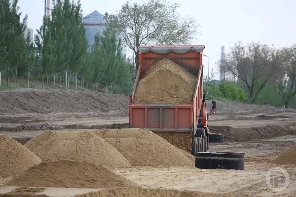 В Волгограде на улице Ангарской подрядчик устраивает основание дороги