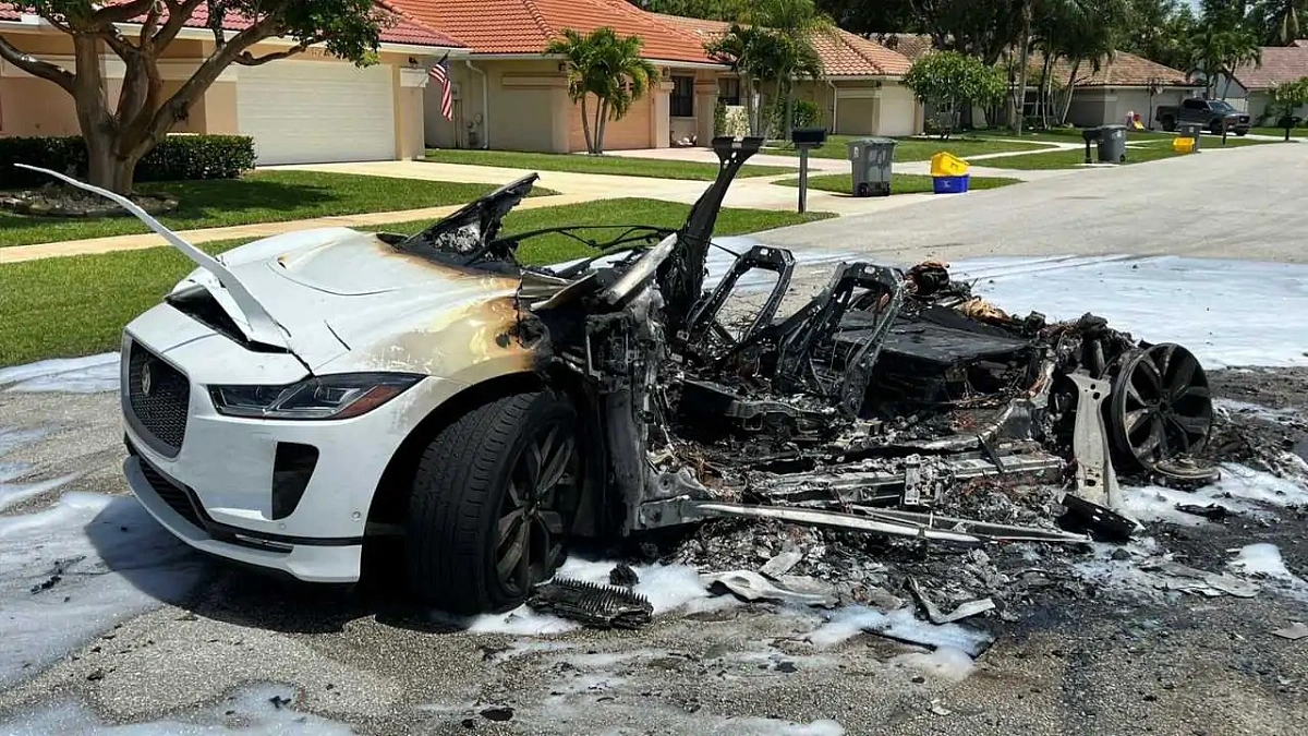Кроссовер Jaguar I-Pace снова сгорел дотла, виновата батарея LG Chem
