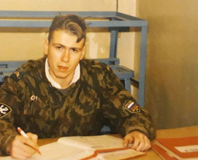 Алексей Кузнецов в армии. На фото ему 19 лет