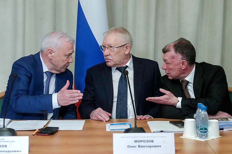 Председатель комитета по финансовому рынку Анатолий Аксаков, председатель комитета по контролю Олег Морозов и председатель комитета по экономической политике Максим Топилин