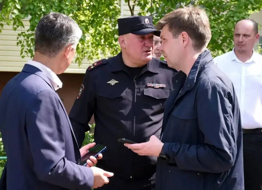 Глава города и представители спецслужб 