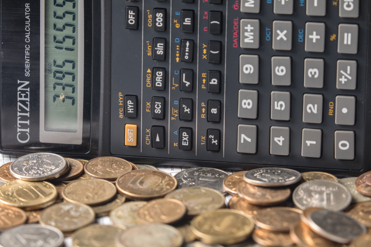 Зарплата бухгалтера зависит от того, сколько человек проработал в компании. И если вы подумали, что чем дольше, тем больше, то это не совсем так