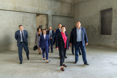 Губернатор Югры проверила ход строительства школы в микрорайоне Иртыш-2 