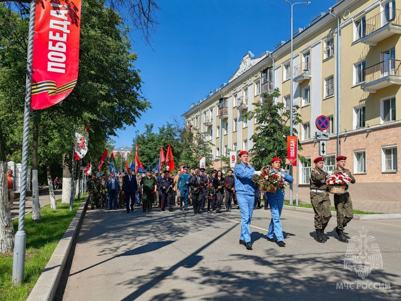 Мы пoмним пoдвиг ваш, герои, вы вечно в памяти людской!